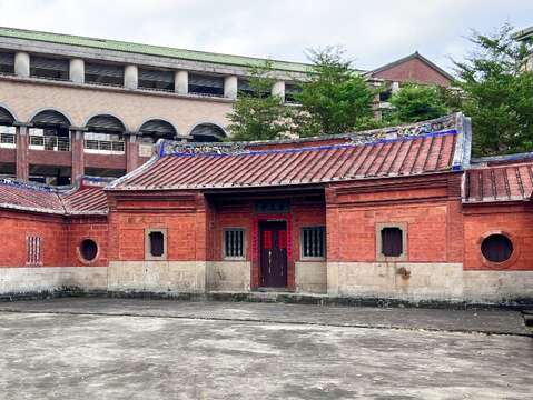 Lianrang Estate has the layout of a traditional sanheyuan courtyard, extending from the main hall in the center to the left and right wings.