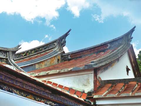 The roof of Lin An Tai Historical House extends upward like a sparrow's tail, which is a characteristic of Minnan architecture that symbolizes a noble family.