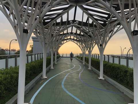 可於平台上欣賞夕陽美景