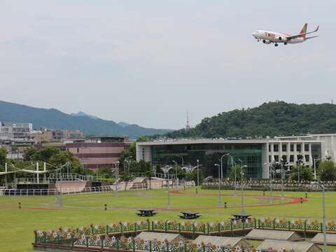 立佇在公園上還可以感受到松山機場起降的飛機從上方呼嘯而過的震撼