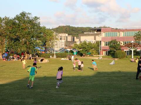 內湖運動公園是遛小孩的好所在