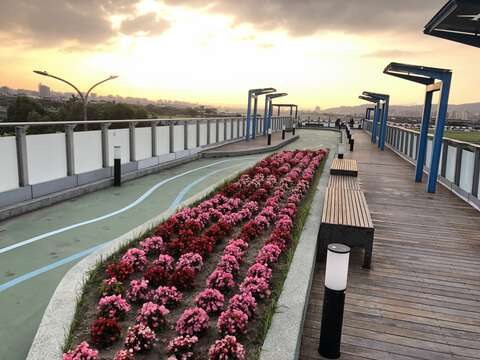 佔地3.8公頃的內湖運動公園遠離城市的喧囂，可說是都市的賞景秘境
