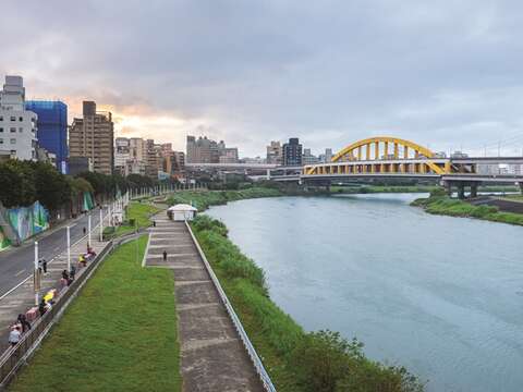 With the Keelung River passing languidly by, Xikou Wharf and the surrounding area have developed and prospered.