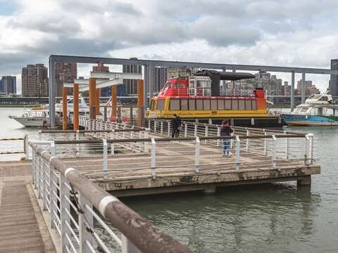 No longer serving as a transportation hub, Dadaocheng Wharf now offers river cruises for people to enjoy.