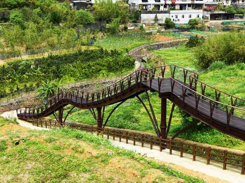 結合稻穗意象及梯田地貌的稻浪棧道