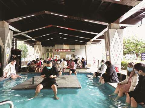 The foot bath in Fuxing Park is a free facility, drawing hot spring fans to soothe their feet and mind.
