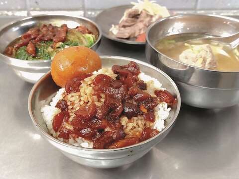 Multiple delicious local dishes can be found near Beitou Market, including the famous braised pork rice.
