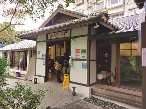 100年以上の歴史を持つ瀧乃湯には、かつて日本の皇太子が北投を訪れた際の記念碑が残っています。