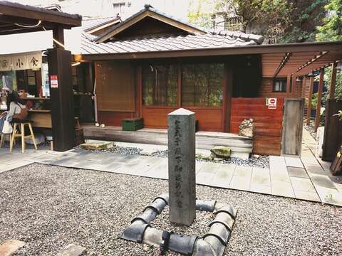 100年以上の歴史を持つ瀧乃湯には、かつて日本の皇太子が北投を訪れた際の記念碑が残っています。