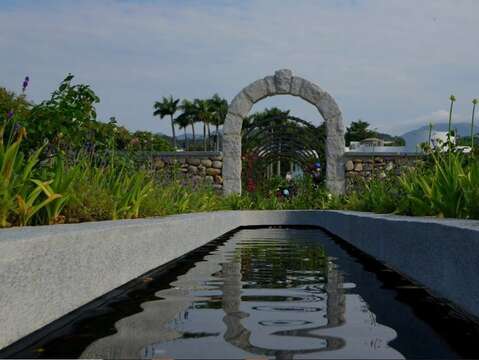 「祕密花園」石牆和拱門相映在水池的倒影，營造出濃濃的異國氛圍。