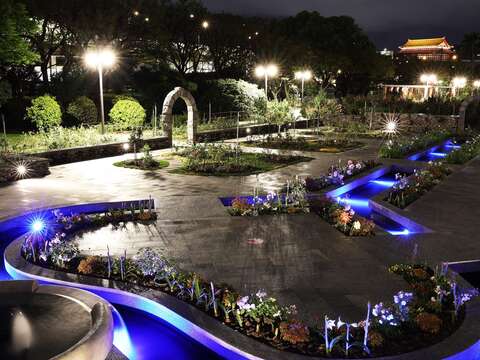 來玫瑰園請不要太早離開，夜間的燈光將秘密花園點綴出極度浪漫的情調。