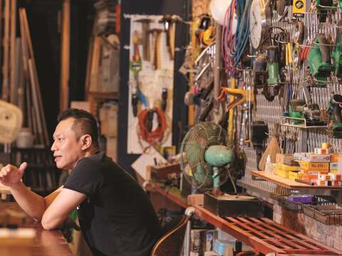 Though he might look tough on the outside, Chiang shows his true gentle nature when talking about his beloved old houses and carpentry.