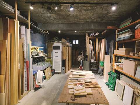 Smooth Worksite is not only a carpentry classroom, but also an old house renovation project carried out by Chiang.