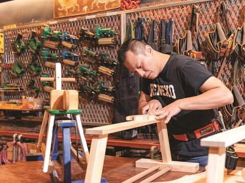 江氏は大工作業がいかに注意の必要な仕事であるか実演をしてくれました。
