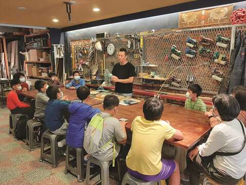 什木工地は時折、郊外教室へと姿を変え、学生たちに建築の基礎知識を教えています。(写真/什木工地)