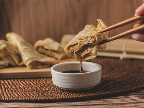 Dried bean curd is a simple dish with a rich fragrance of soybeans.