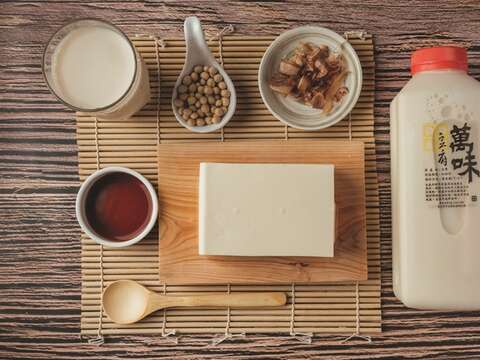 To enjoy the original flavor of silken tofu, simply drip some soy sauce and sprinkle some bonito flakes.