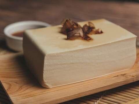To enjoy the original flavor of silken tofu, simply drip some soy sauce and sprinkle some bonito flakes.
