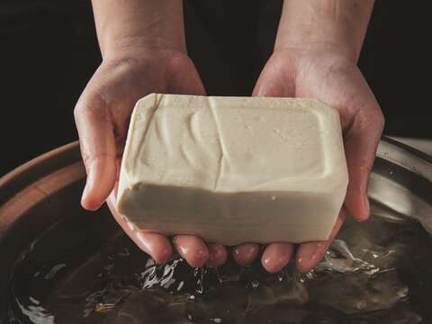 素朴な手作りの豆腐は、台湾料理に欠かせない食材です。