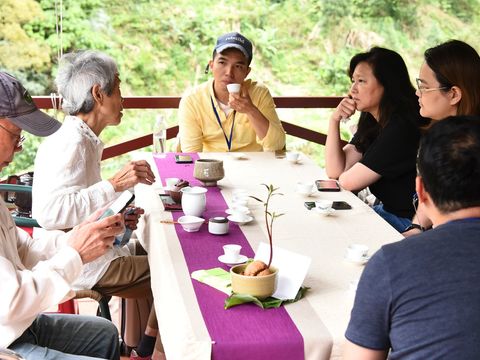 專業茶師與民眾對話交流，分享喝茶禮儀及品茗知識。