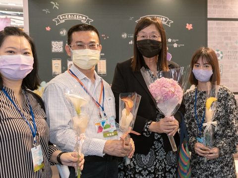 臺北館現場不僅販售新鮮繡球花還有海芋，更推出花季限量行程及茶香限量優惠，歡迎民眾一邊逛展一邊享好康