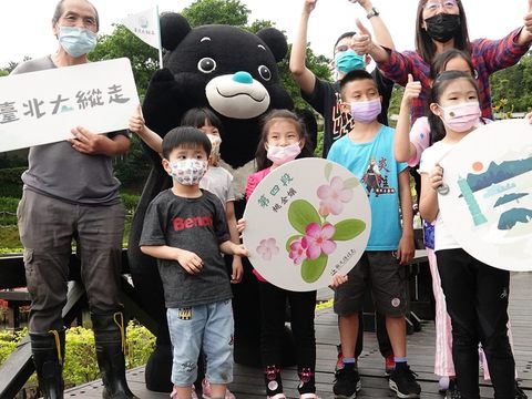 臺北市吉祥物熊讚現身「臺北大縱走7 1段系列活動」第四場體驗活動，與大、小朋友一同採草莓，共同體驗有趣的農村採果體驗。