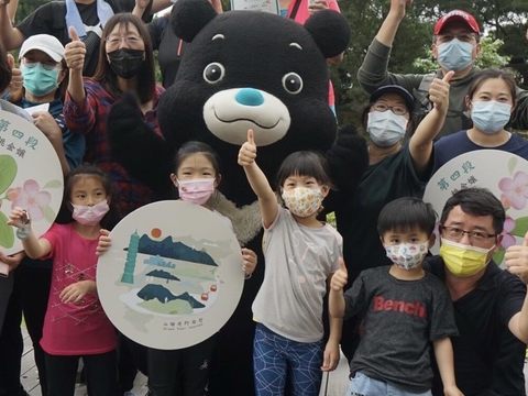 北市觀傳局副局長李麗珠與吉祥物熊讚現身「臺北大縱走7 1段系列活動」第四場體驗活動，頒發完走證書及登山扣環給參與民眾。