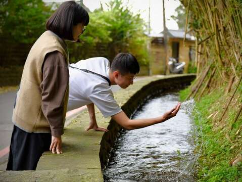 沿著蜿蜒的菁礐古圳，傾聽潺潺流水聲，沉澱心情