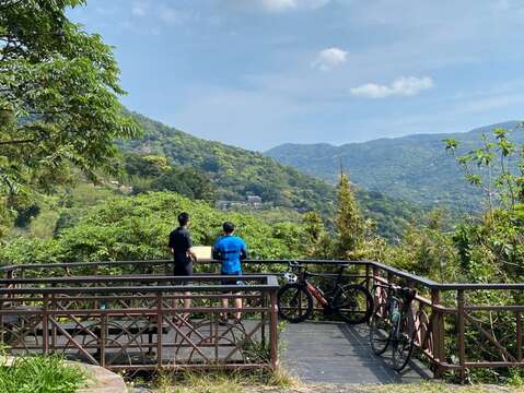鐵馬驛站觀景平臺-山景盡收眼底