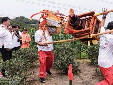 跟著「尪公」巡田園保佑平安