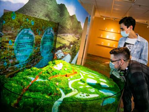 外國遊客遊關渡自然展！多媒體互動結合導覽機新體驗。