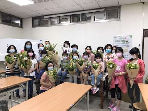 螢火蟲DIY課程受大小朋友的喜愛