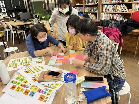 「社會設計」針對需要改善的社會議題,邀請不同領域的專家、設計師混搭組隊,共同討論出各種解決方案。(圖/ 5% DESIGN ACTION 社會設計平台)