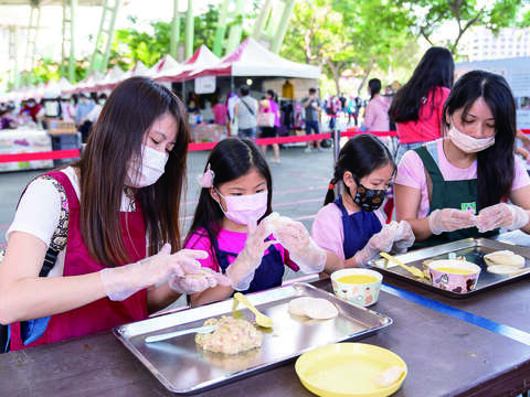 民眾參與舞台水餃活動