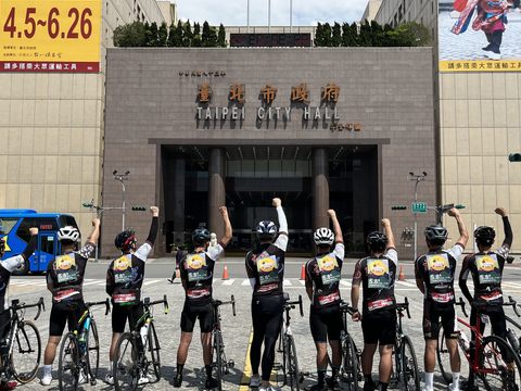 車友背後都貼有今年開齋節活動專屬視覺為活動暖身