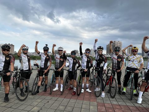 途經新店溪河濱自行車道享受午後河畔風光