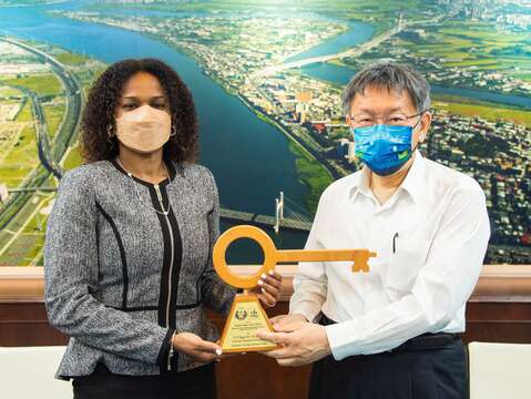 Mayor Ko receives the city key of Belmopan from the ambassador of Belize.
