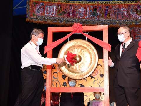 Mayor Ko sounds the gong to kick-off the 2022 Baosheng Cultural Festival
