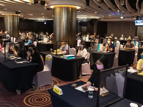中部業者認真聆聽臺北業者簡報