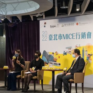講者透過專題座談分享「台灣企業的疫後旅遊思維」