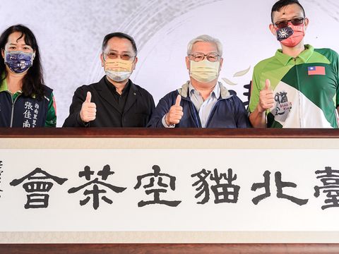 「2022臺北貓空茶會」揭幕,左起指南里張佳南里長、蔡炳坤副市長、書法老師黃肇基