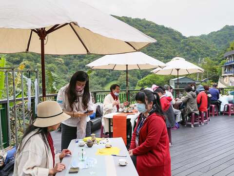 民眾於小天空步道享受戶外品茗的趣味