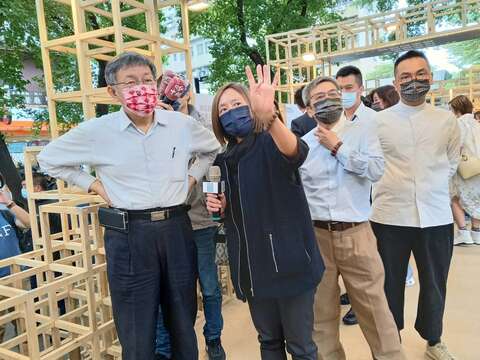 設計師正為柯市長解說