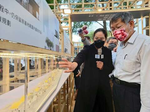 柯市長聽著設計師的介紹