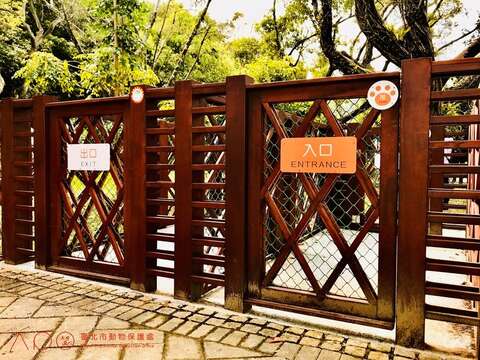 青峰狗活動區設有雙道門出入口，提供毛孩安全遊樂空間