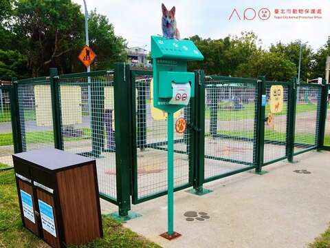 三腳渡狗狗活動區提供狗便袋箱及垃圾桶等基本設施，讓飼主外出更便利