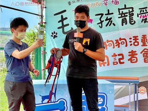 訓練師講授「認養動物後要如何照顧動物」及寵物外出需要牽繩的重要性