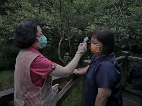 防疫優先，值勤志工對賞螢民眾進行體溫量測及消毒手部等防疫措施。