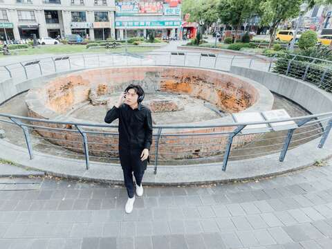 梁浩轩在策展过程中，发现建成圆环曾为歌手传唱地，可说是台北重要的音乐地标。（摄影／林冠良）