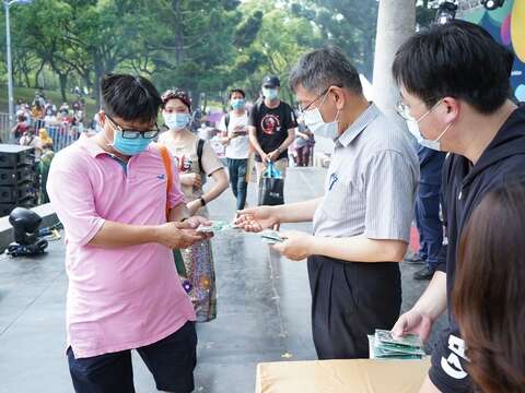 Mayor Attends Eid al-Fitr Celebration at Daan Forest Park